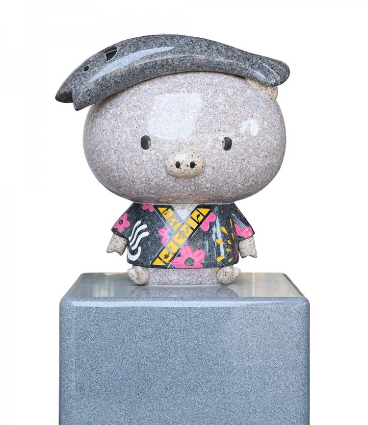 「厚木のキャラはボクだ！」。厚木市役所前にて、あゆコロちゃん。