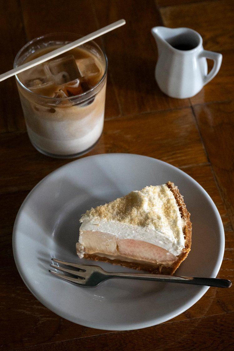 ゴロッと大きなフルーツが入るトフィーパイ。アイスカフェラテ550円。