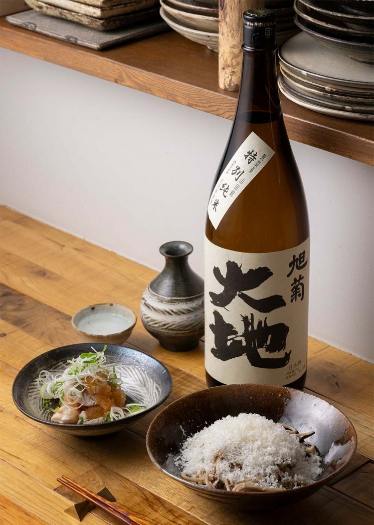 パルミジャーノそばや鯛の湯引き大根おろし和え1280円など、酒がどんどん進む料理が豊富。