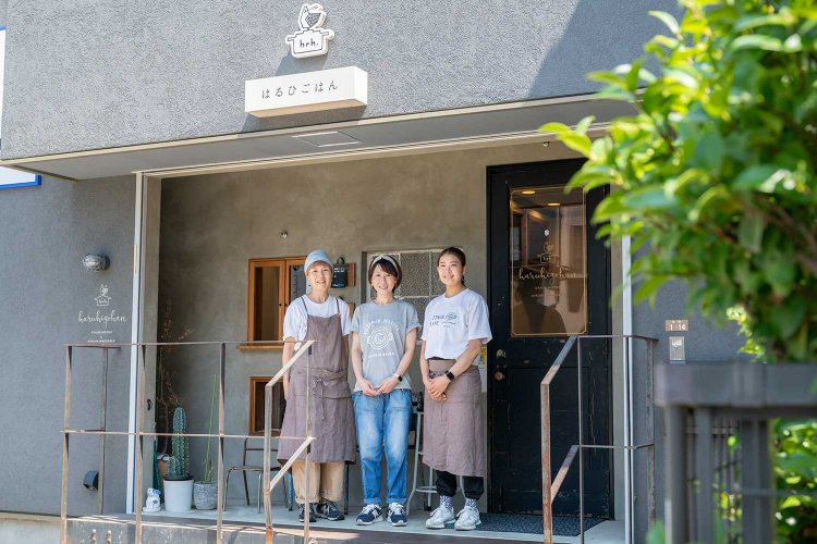 「テイクアウトのお弁当も人気です」とスタッフの吉岡千佳さん（中央）。