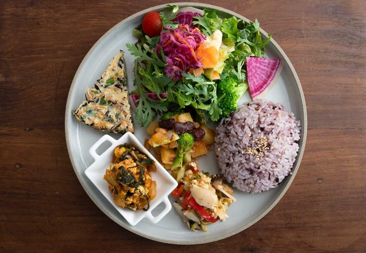 人気のデリプレート。厚木産野菜を中心に使用。