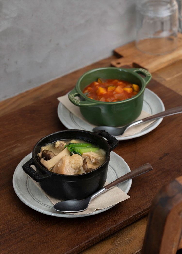 ノンオイルベジミネストローネ495円（上）、きのこたっぷり鶏肉の無水煮込み715円。