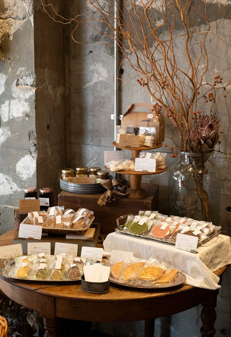 アンティーク風の店内にスコーンが並ぶ。