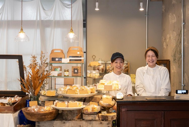 店長の井上知美さんとスタッフの大山智子さん。