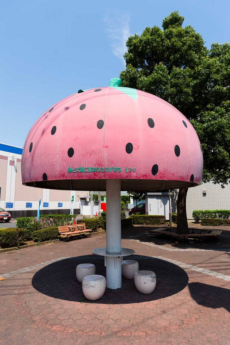 海老名といえばイチゴが特産！　まちかど公園には、イチゴをかたどったパラソル型の休憩スポットが。