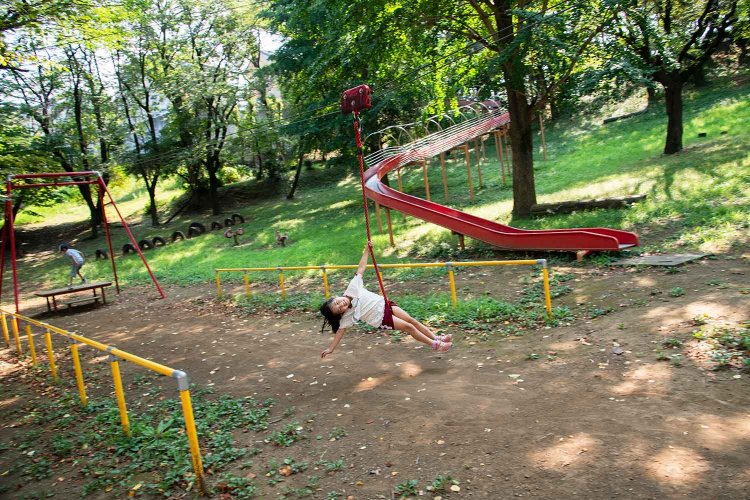 長さ7.5ｍのローラー滑り台がある清水寺公園は緑陰が涼しげだ。