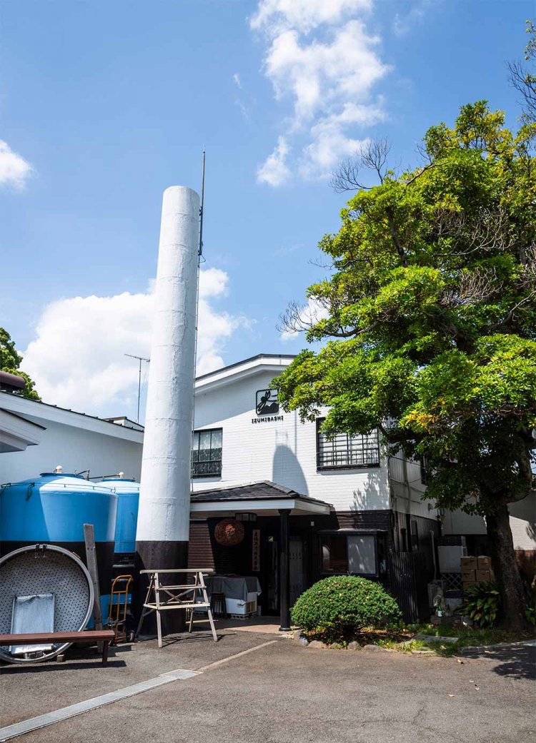 『泉橋酒造』は煙突や白壁の建物などが酒蔵らしい雰囲気。