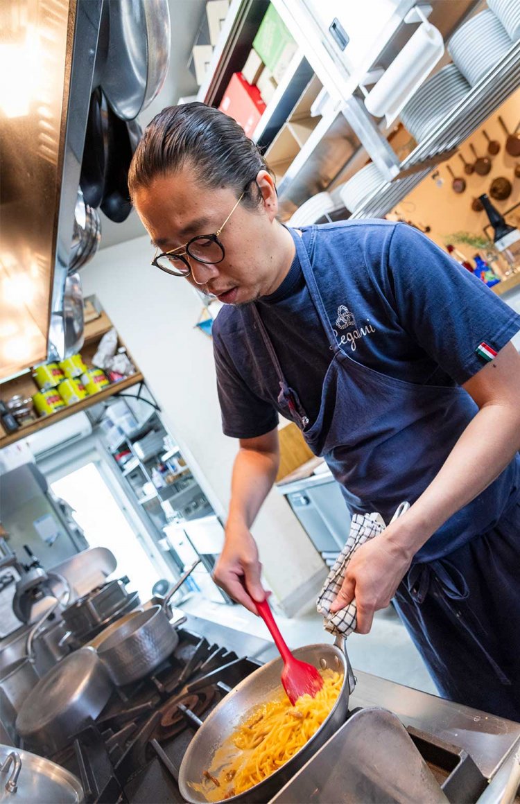 『Trattoria Legami』オーナーシェフの𠝏持さん。