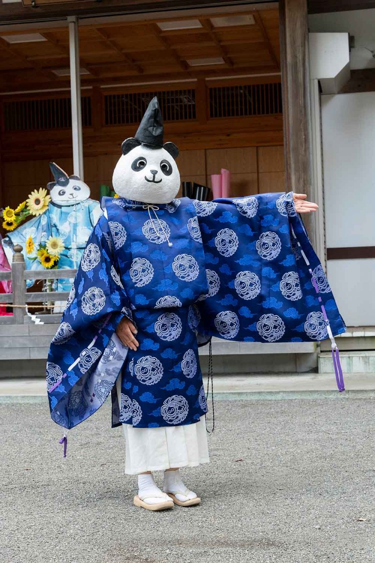 「私が出迎えます！」。リアルパンダ宮司に会いたいなら、神社の行祭事などが狙い目。