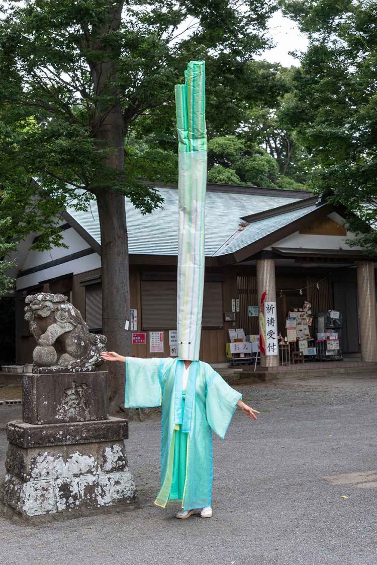 禰宜（ねぎ）という神職名を覚えてほしいと登場したネギ禰宜。かぶり物の長さは2ｍを超す。
