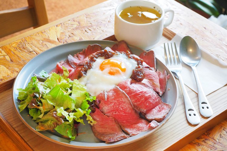 至高のローストビーフ丼（サラダ、スープ付）Mサイズ1880円。Sサイズ1480円、L2280円もある。