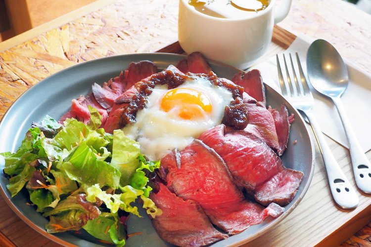 至高のローストビーフ丼（サラダ、スープ付）Mサイズ1880円。Sサイズ1480円、L2280円もある。