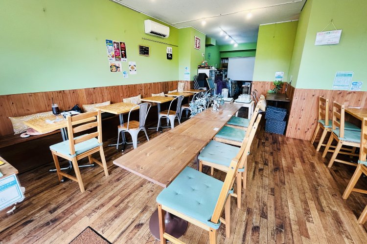 入り口から燦々と陽の光が差し込む店内は、広々として落ち着く空間。