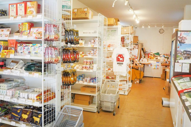 「東北基地エール」はカフェとは別の入り口だが、奥でつながっている。