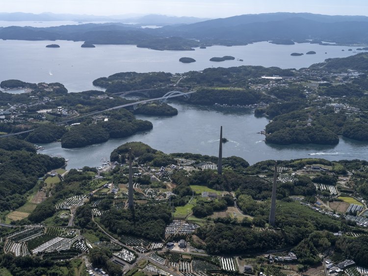 逆光で塔のフォルムが潰れてしまったが、針尾送信所と針尾瀬戸に架かる新西海橋、西海橋。閉鎖性海域と呼ぶ大村湾は針尾瀬戸と早岐瀬戸のみが外海と繋がる。