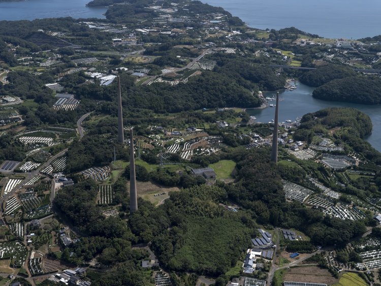 針尾送信所の全景をちょっとアップ目に。それぞれの塔の中心部にある無線所は秘匿基地のように木々の中に没している。見学会ではこの建物も見学できるそうだ。