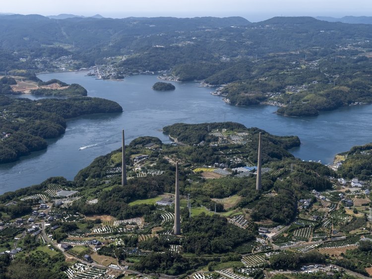 今回は針尾送信所の聳え立つ３塔の雄姿を空撮した。