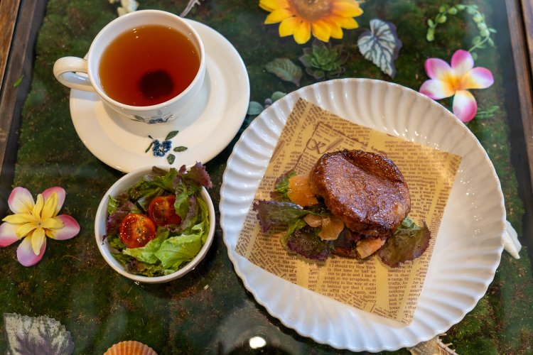 サーモンのクイニーアマンサンドは715円。ドリンクやサラダをつけてセットにもできる。