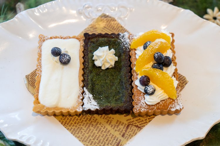 左からレアチーズタルト、抹茶タルト、フルーツタルト各660円。季節によって変わる。