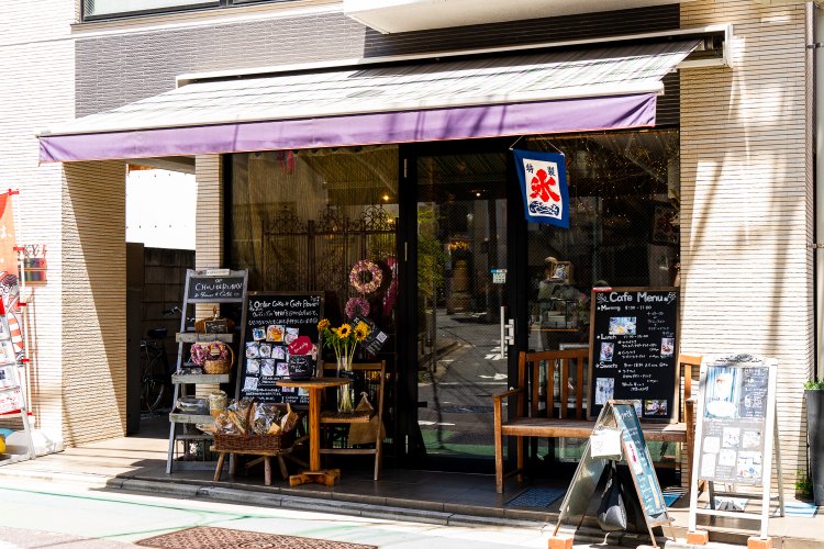 店頭には花も販売されている。1束500円から。