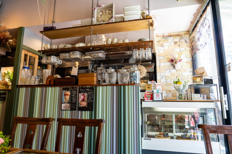 カウンターのやさしい色遣いも印象的。