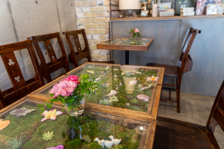 椅子はアンティーク。教会で使われていたチャーチチェアだ。