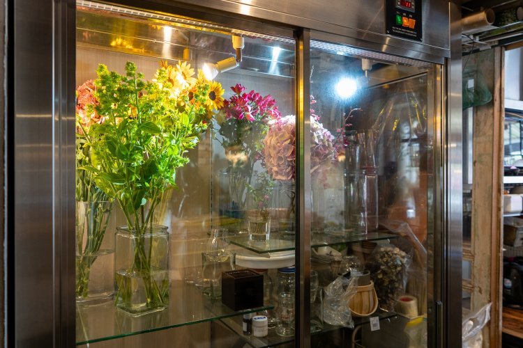 店内奥にあるお花の冷蔵ケース。もちろん中の花は販売している。