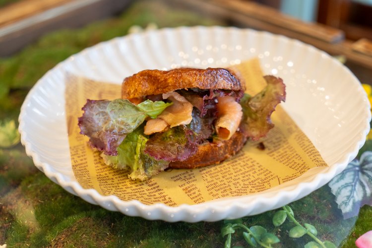 AとBがあるクイニーアマンサンド。スモークサーモンとクリームチーズを使った方がBクイニーアマンサンドで715円。ドリンクやサラダをつけてセットにもできる。