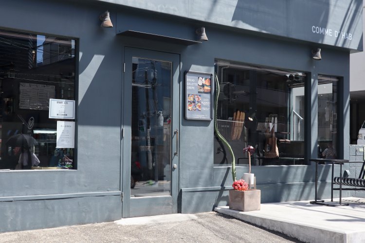 コンクリートのスタイリッシュな外観が目を引く。