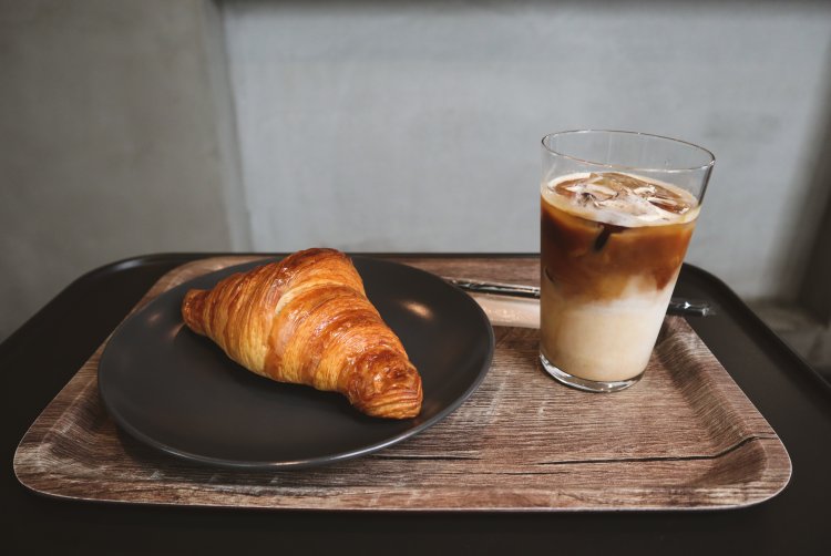 コーヒーなどのドリンクも注文可。イートインスペースでゆったりとしたひとときを。