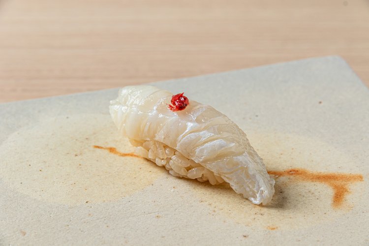 平目昆布締め、梅肉。