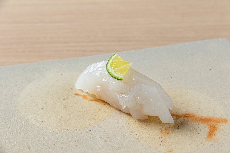 ある日の握り８貫と巻物（お椀付き）1650円。口中で一体になるよう鮨種に隠し包丁が入る。アオリイカ、スダチ・塩。