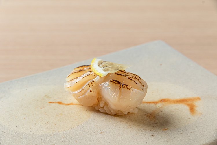 炙りホタテ、レモン。