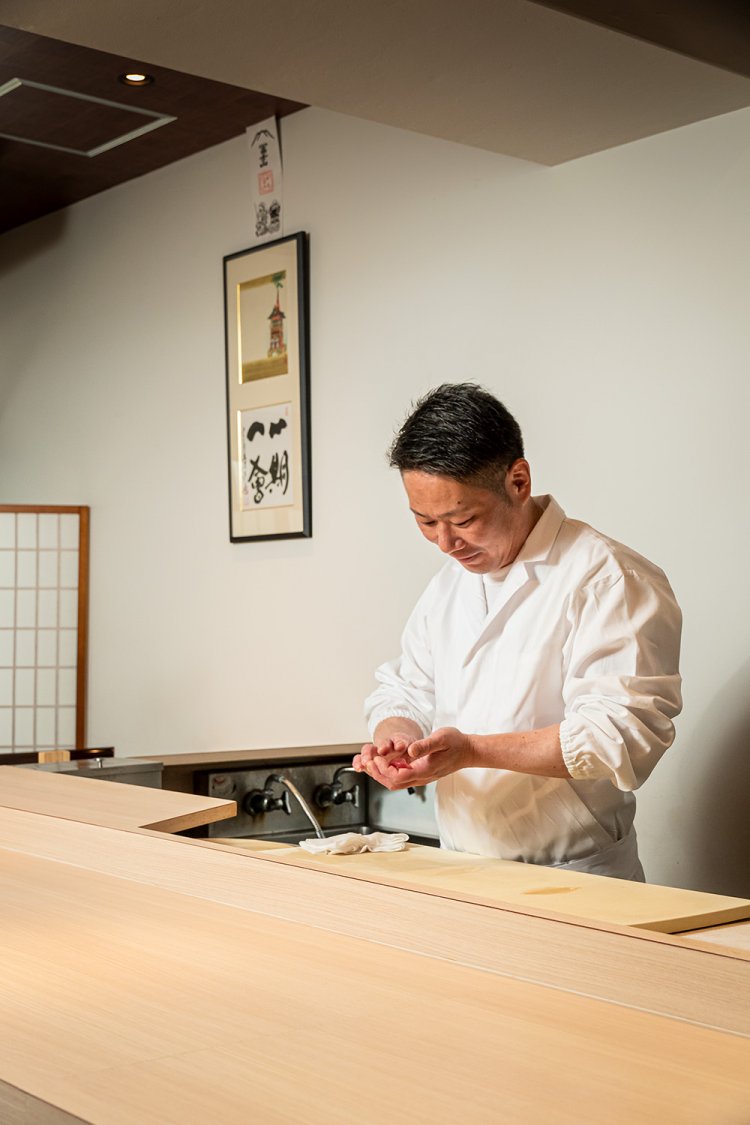 仕入れも一人でこなす。夜は2万2000円のコースのみ。