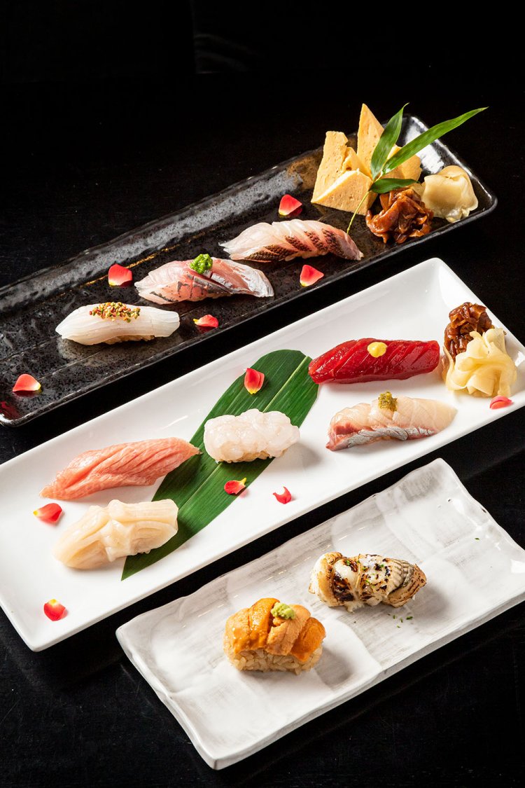 にしきごまをのせたイカや辛子をのせたヅケ、塩とスダチを振った穴子など握り10貫。いくらとマグロの手巻き、お椀も付く。