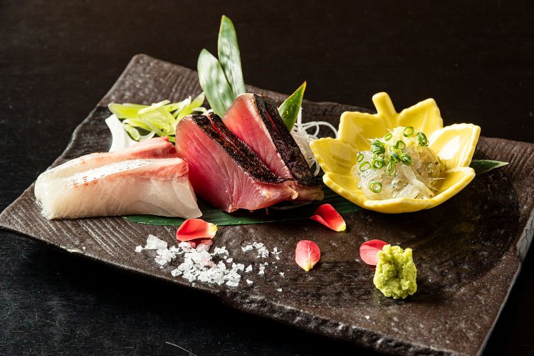 前菜に続くお造りは、しらす、鰹、カンパチなど3種。