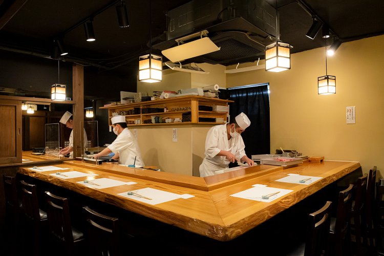 カウンターのほか、テーブル席、個室もある。