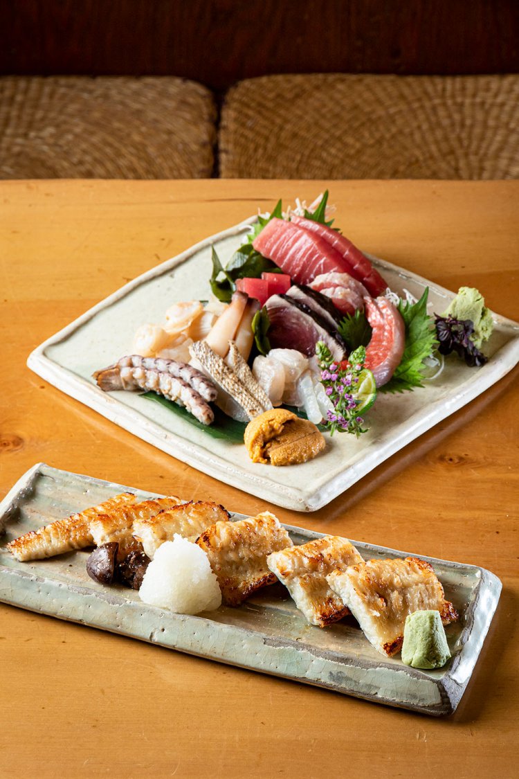 刺身盛り合わせ一人前2000～3000円（写真は2人前）。煮穴子1500円～。