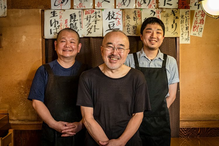 荒木さんを中心に、息子の祐次さん、料理担当の中武博さん。