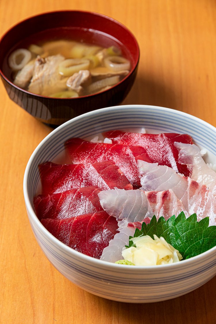 本日のおすすめ丼1200円は、酢飯に赤身（ヅケに変更可能）と日替わり旬魚を合わせる。今日は鯛。丼はいずれも昼限定で、ねぎ鮪汁付き。