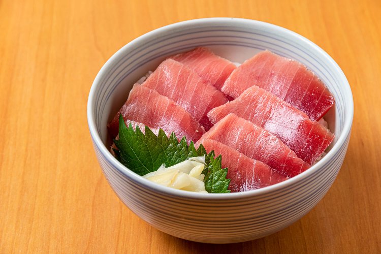 中トロ丼2000円。