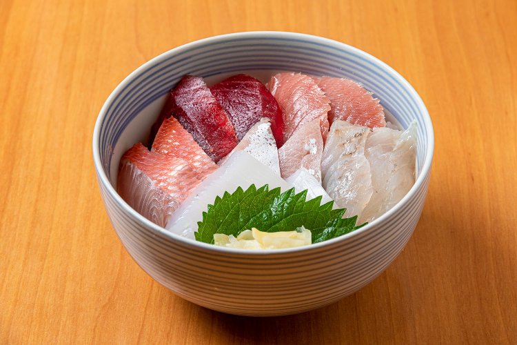 中トロ、赤身を含む6種類のネタを盛る特選 海鮮丼2800円。この日は、金目鯛、真鰺など。