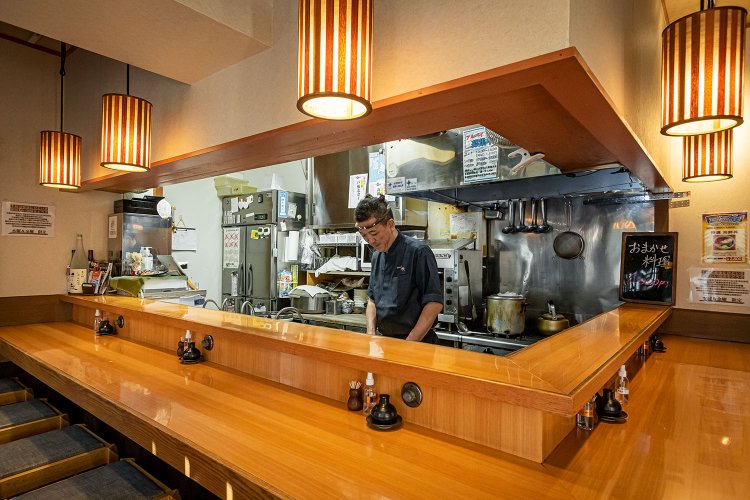 カウンター10席。夜は、「おまかせ6品」6000円を提供。