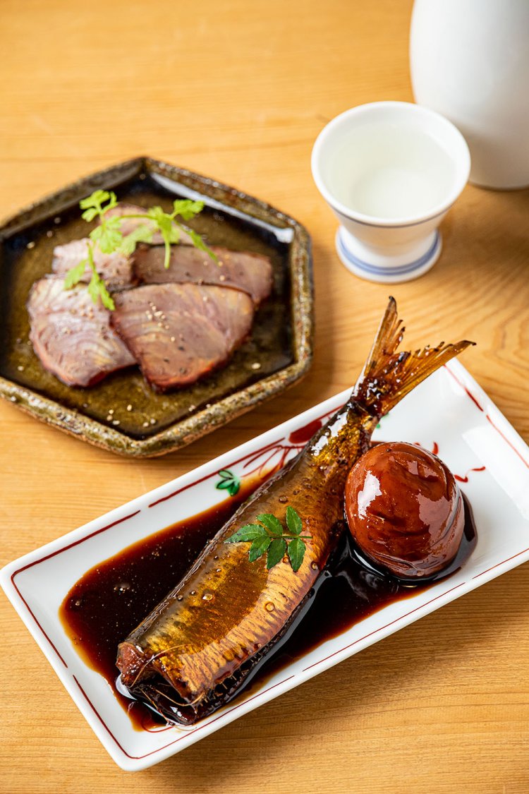 いわし梅煮と、酒泥棒の熟成かつお。共に時価。