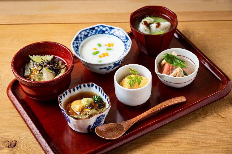 突き出しは日ごとの6品2750円。この日は鱧と蓮芋のあんかけ、北寄貝・胡瓜・トマトのマリネなど。