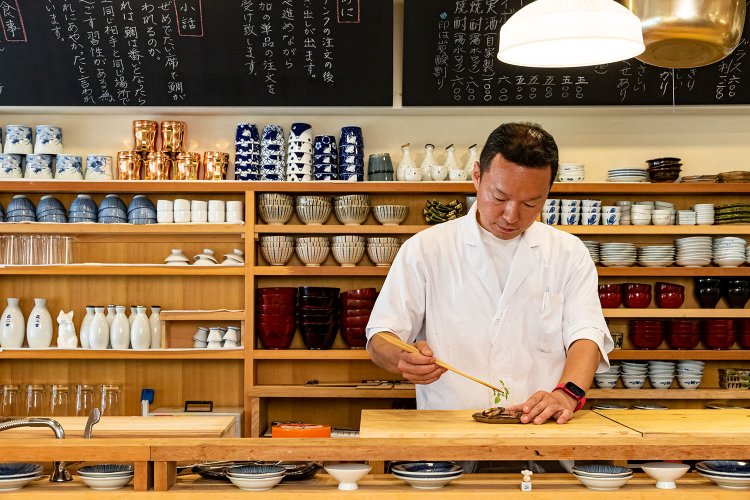 「料理とお客さまの間になるべく不純物を入れない」との考えから、店内はすきっとした無垢の杉で統一。料理の色味も引き立つ。