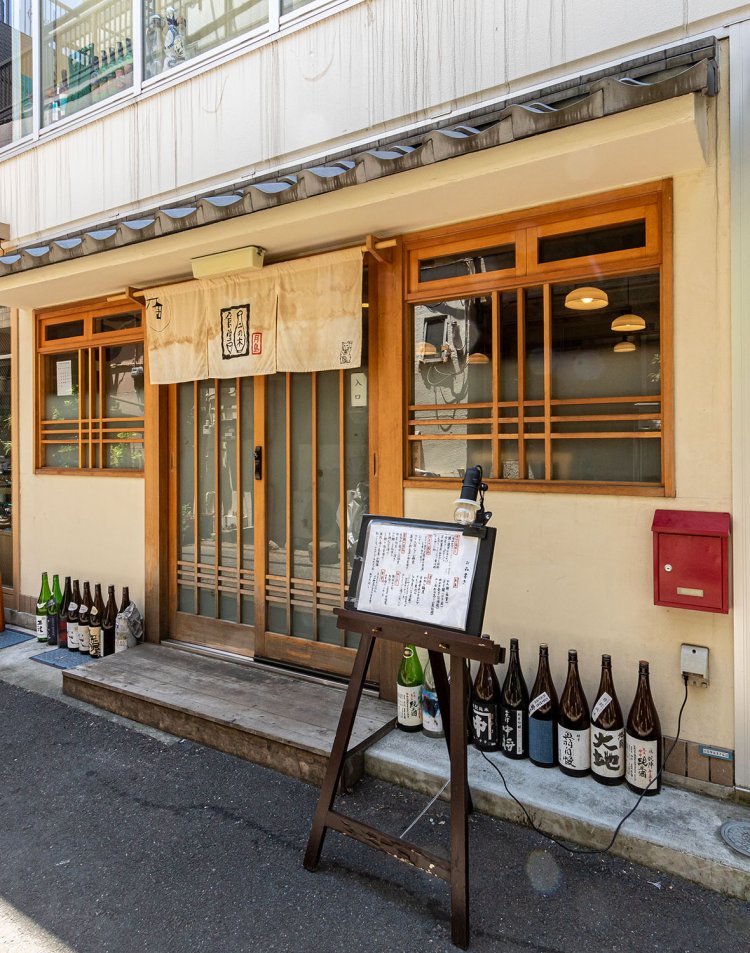 小路にのれんを掲げる。