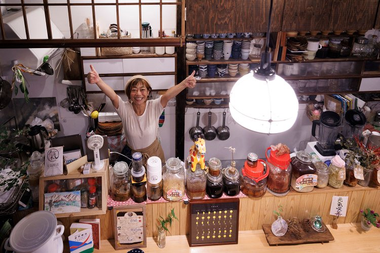 発酵マイスターの塚田さんが自家製麹を用いて、人々の健やかさを保つ。