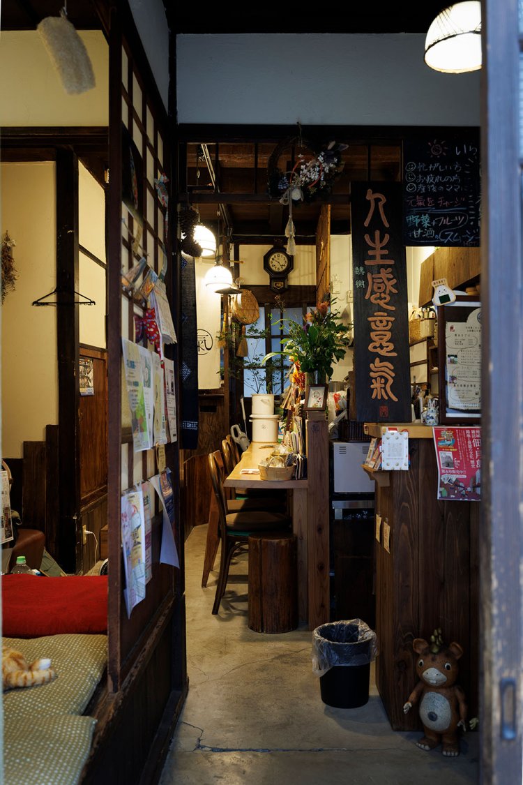 玄関脇の2畳間をそのまま残して床を撤去し、玄関から続く三和土（たたき）に変えた1階。カウンター席は、塚田さんと話せる絶好の席だ。