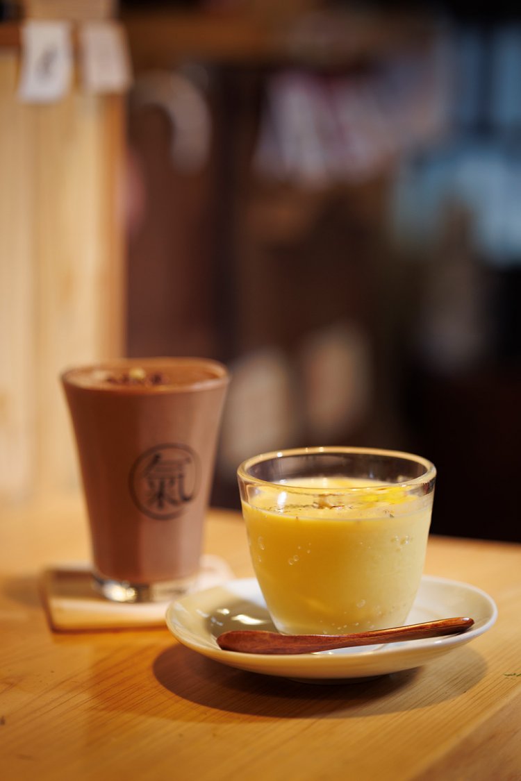 本日の甘酒スムージ650円はカボチャやタマネギ、豆腐が入ったスープ感覚で、ホットもアイスも可。麹スムージーの腸すっごいチョコバナナ650円。